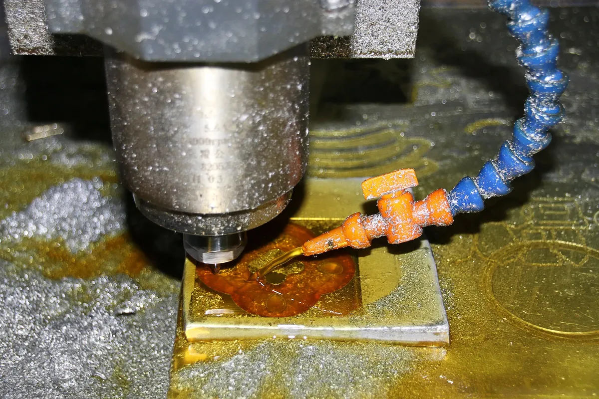 CNC milling machine cutting material
