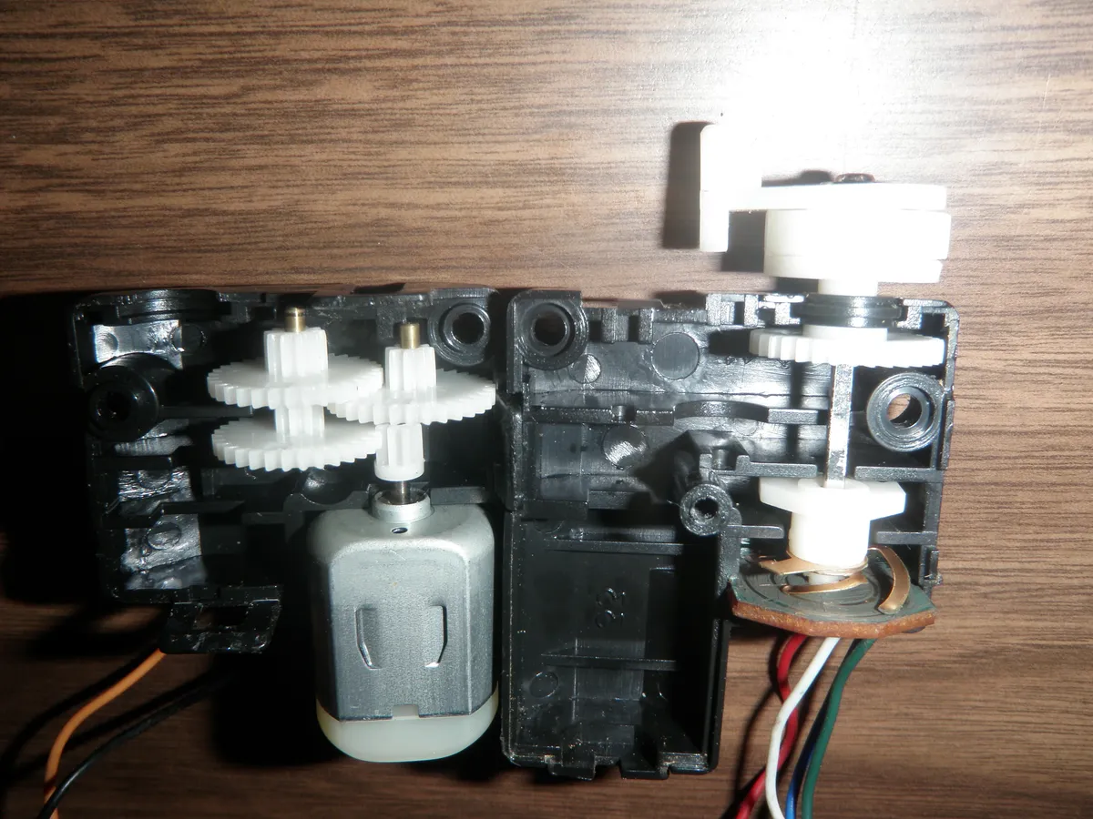 Servo motor internals